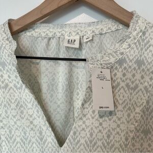 Brand New GAP Maternity Women's Cream and Gray Patterned Blouse